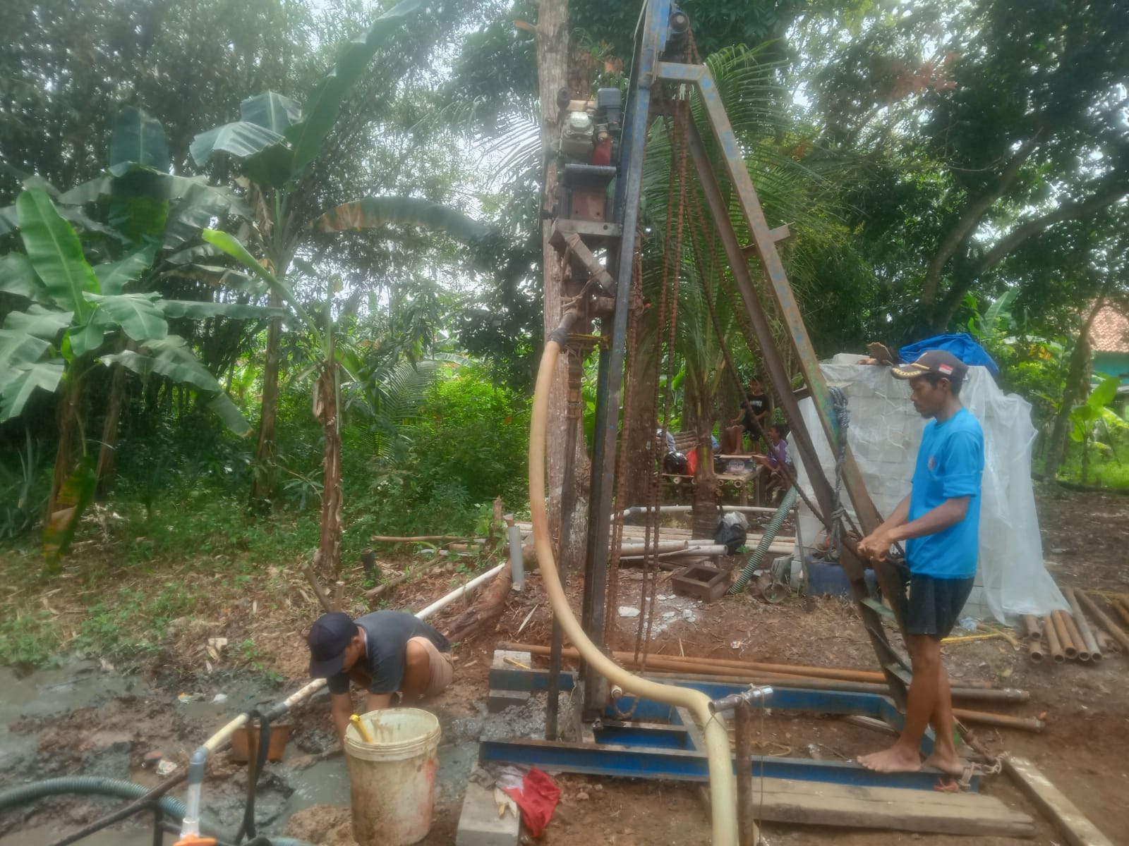 [Foto pengeboran sumur]